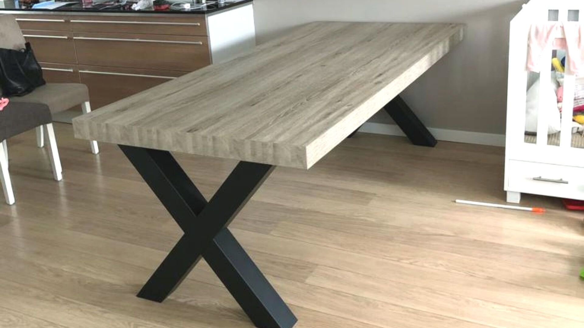 DIY: een nieuwe tafel dankzij een likje verf - Wooninspiratie